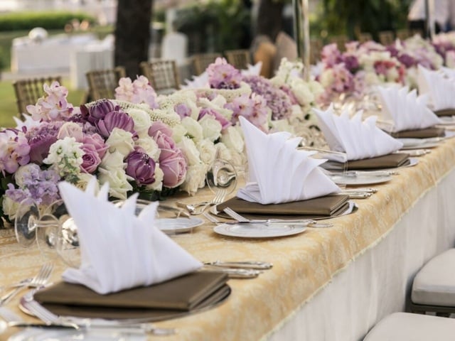 centre-table-mariage-fleurs-lilas-blanc-pliage-serviettes-bateau