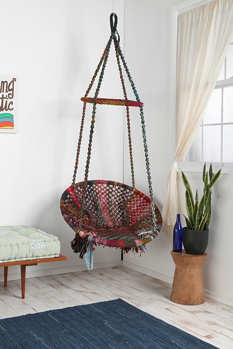 chaise-suspendue-tricotée-multicolore-intérieur
