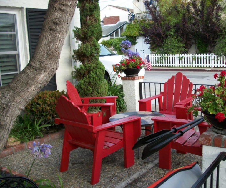 chaises-Adirondack-bois-peint-rouge-jardinet-façade