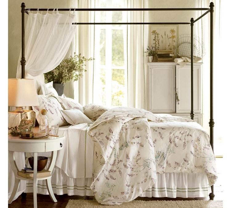 chambre-blanche-beige-romantique-lit-baldaquin-vintage