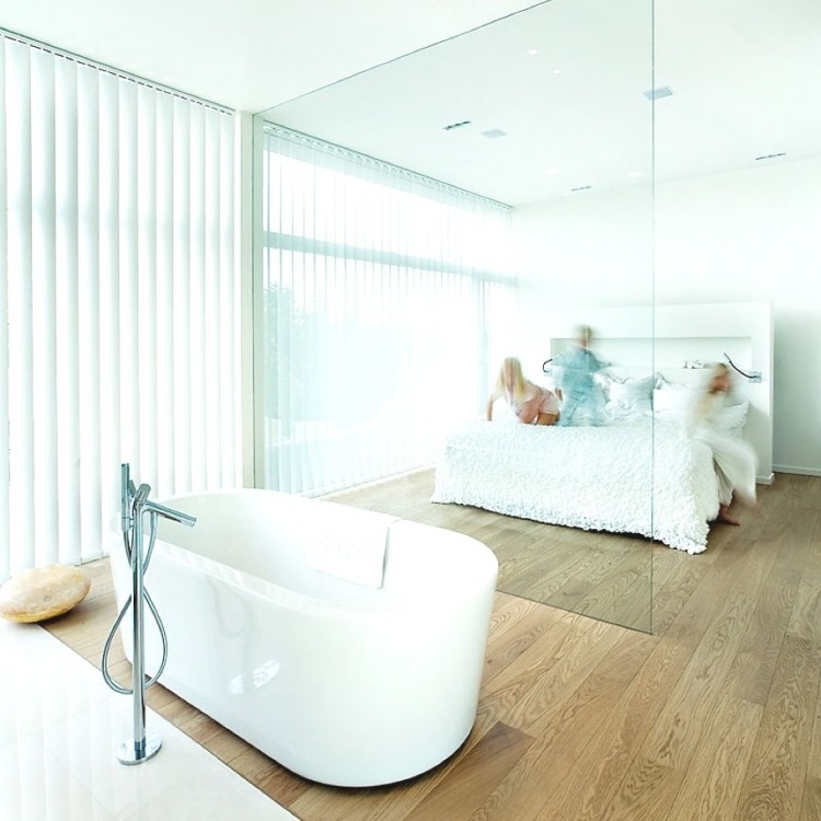 chambre-blanche-design-minimaliste-mur-miroir-baignoire