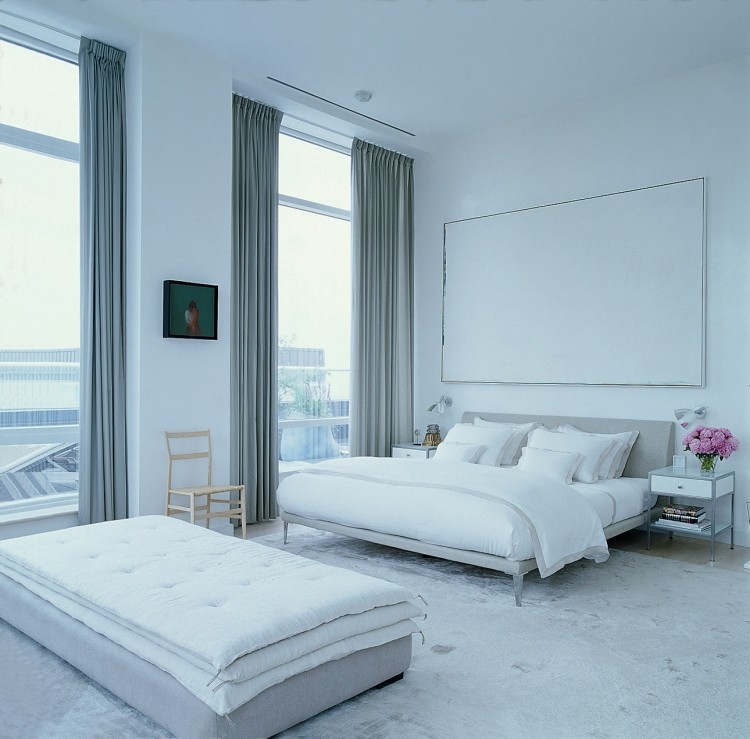 chambre-blanche-grise-moderne-fenêtres-sol-plafond-rideaux
