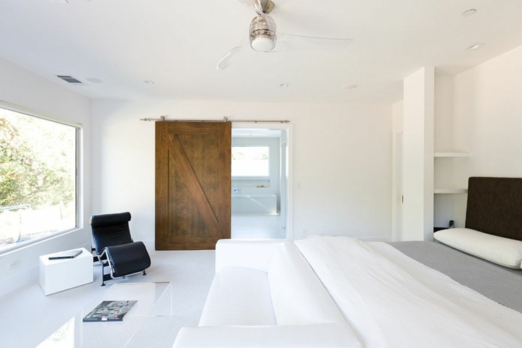 chambre-blanche-minimaliste-porte-coulissante-grange-bois