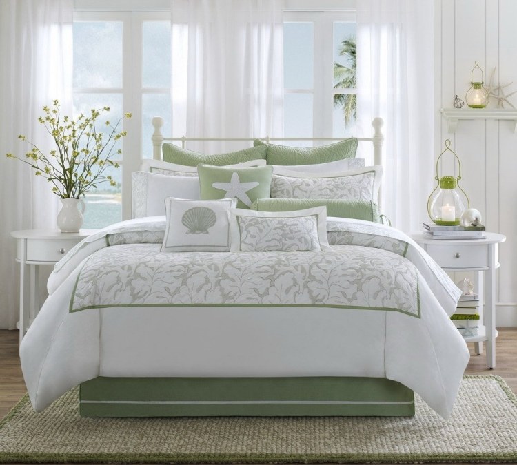 chambre-blanche-romantique-style-cottage-anglais-vert-pâle