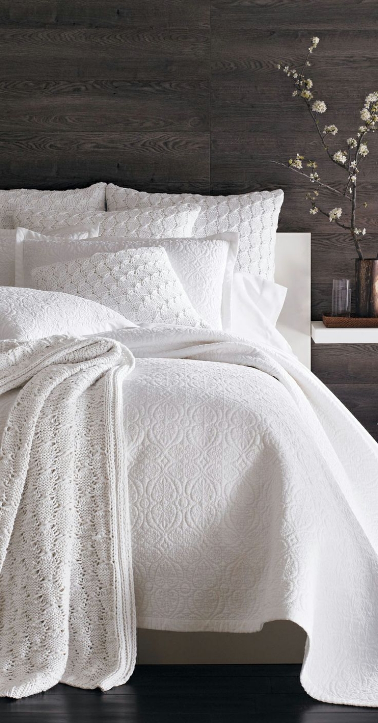 chambre-coucher-adulte-mur-revêtement-bois-linge-lit-blanc