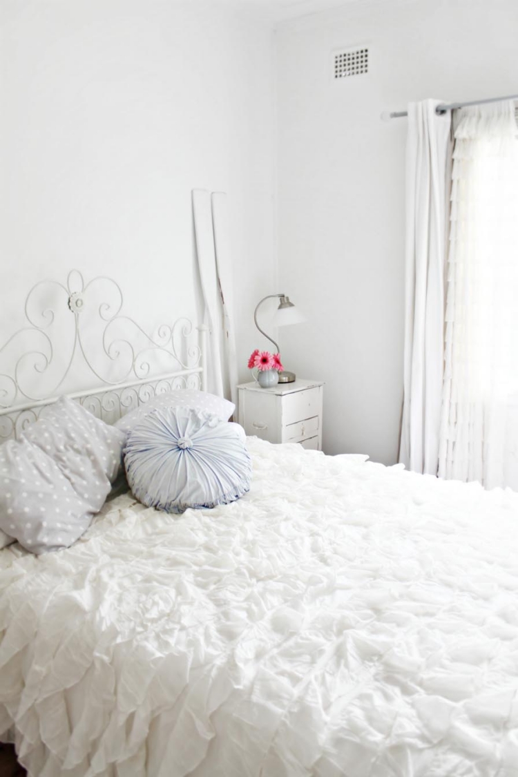 chambre-coucher-blanche-lit-fer-blanc-couverture-volants