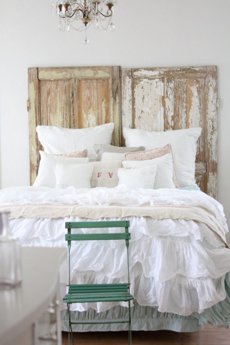 chambre-coucher-blanche-romantique-mobilier-tête-lit-lustre-récup