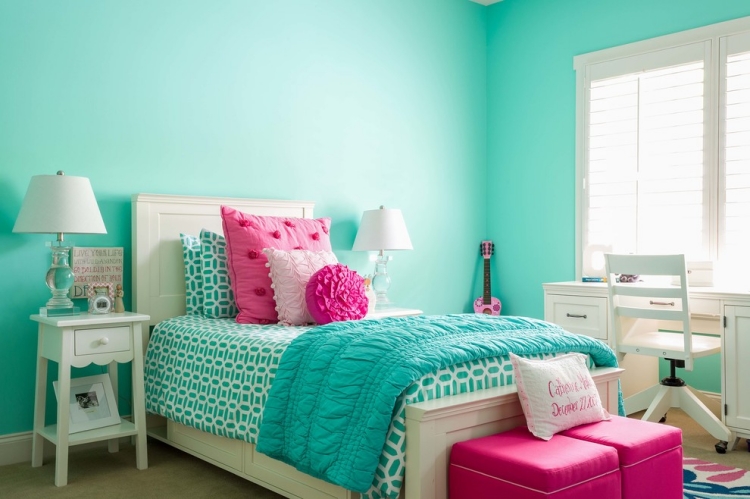 chambre-enfant-fille-murs-turquoise-mobilier-blanc-accents-rose