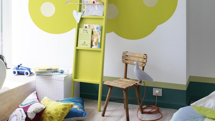 chambre-enfants-blanche-décorée-couleur-caca-oie-coussins-motifs