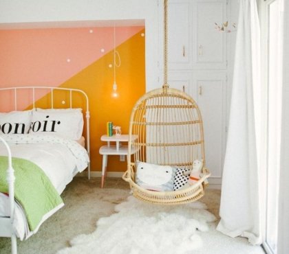 chambre-enfants-blanche-mur-pêche-ocre-fauteuil-suspendu