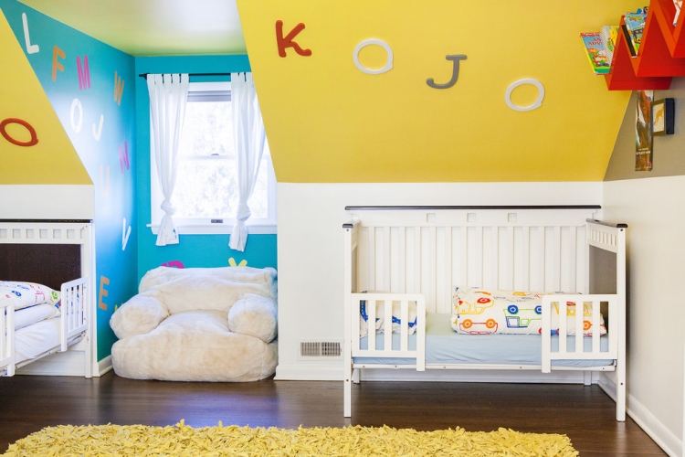 chambre-enfants-couleurs-joyeuses-bleu-jaune-blanc