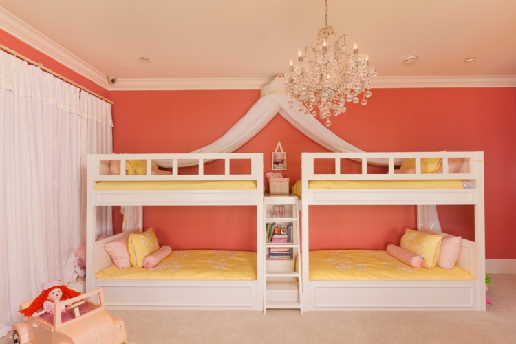chambre-enfants-lits-superposés-blancs-mur-corail-literies-jaunes