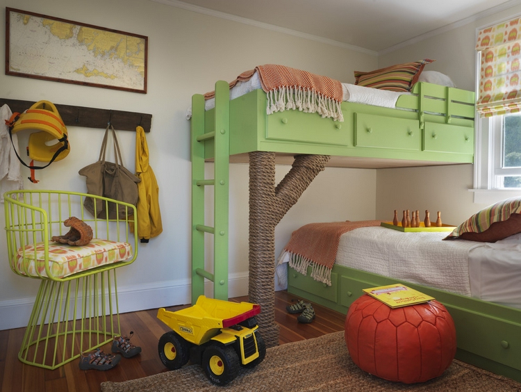 chambre-enfants-lits-superposés-verts-maison-perchée-pouf