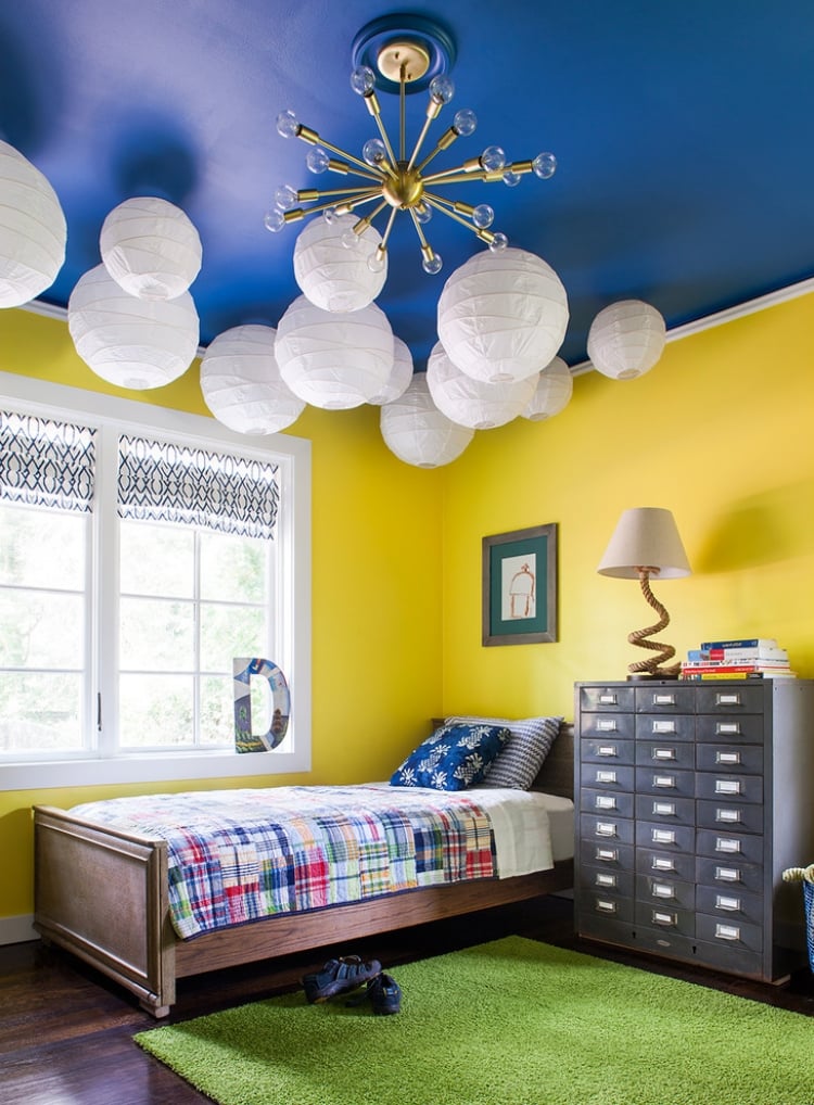 chambre-enfants-murs-jaunes-plafond-bleu-lampions