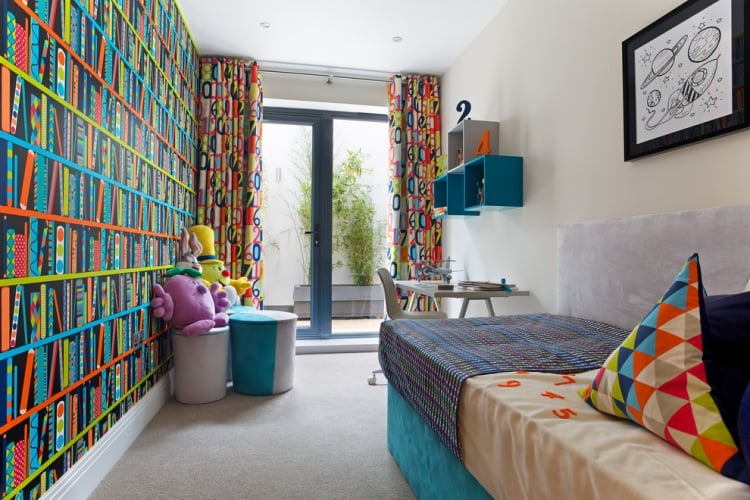 chambre enfants papier peint rideaux-coussin-multicolores