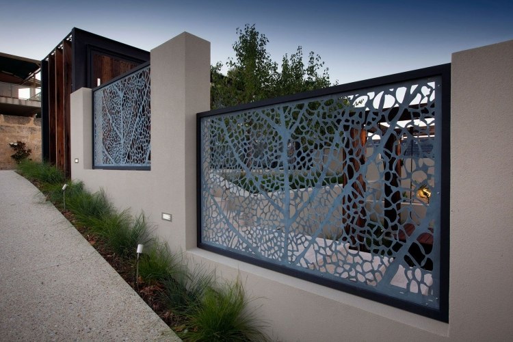 clôture-jardin-pente-panneaux-occultants-métalliques-motifs