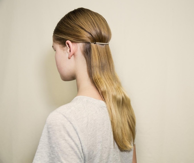 coiffure-cheveux-longs-raides-barrette-printemps-été-2015