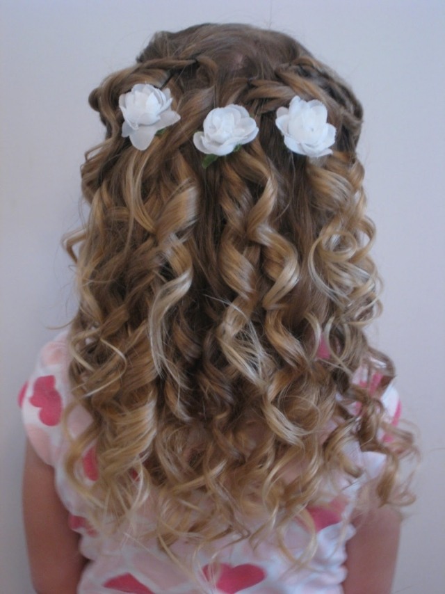 coiffure-fillette-cheveux-bouclés-fleurs-blanches