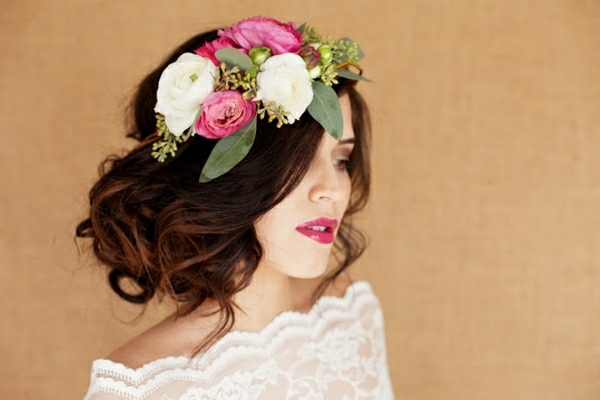 coiffure-mariage-2015-chignon-bas-décoiffé-couronne-fleurs