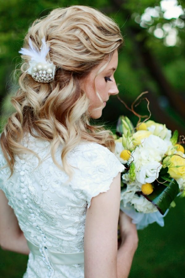 coiffure-mariage-cheveux-longs-bijou-perles-plumes