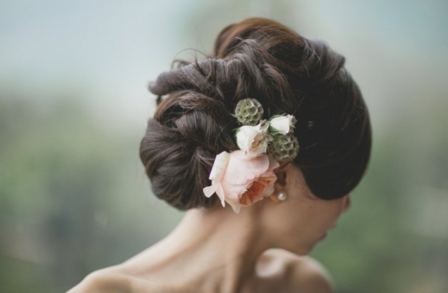 coiffure-mariee-chingon-bas-roses-deco-fleurs