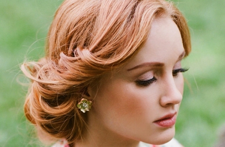 coiffure-mariee-style-retro-couleur-rouge-frange