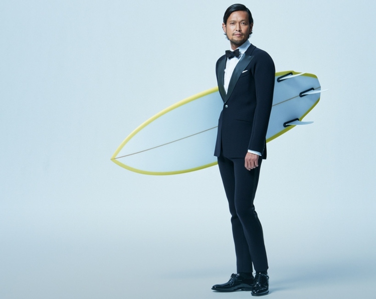 combinaison-néoprène-businessmen-surfeurs-surf-costume