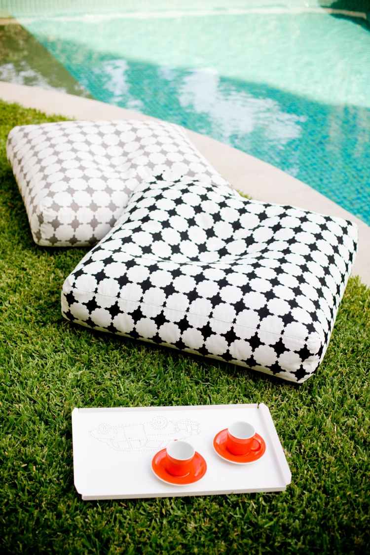 coussin-sol-exterieur-blanc-motifs-noir-marron-piscine coussin de sol extérieur