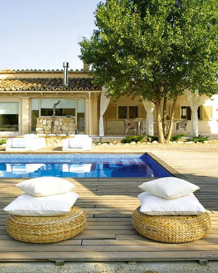 coussin-sol-exterieur-blancs-tabourets-rotin-piscine-terrasse