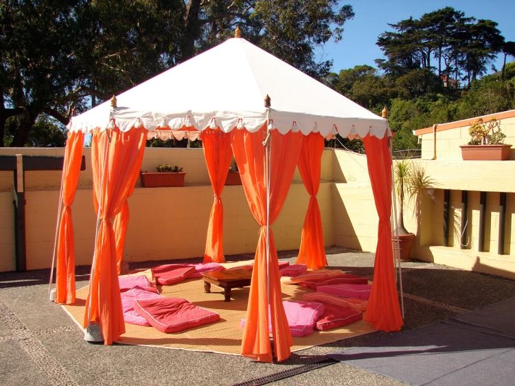 coussin-sol-exterieur-carrés-rose-orange-tente-jardin-voiles-orange