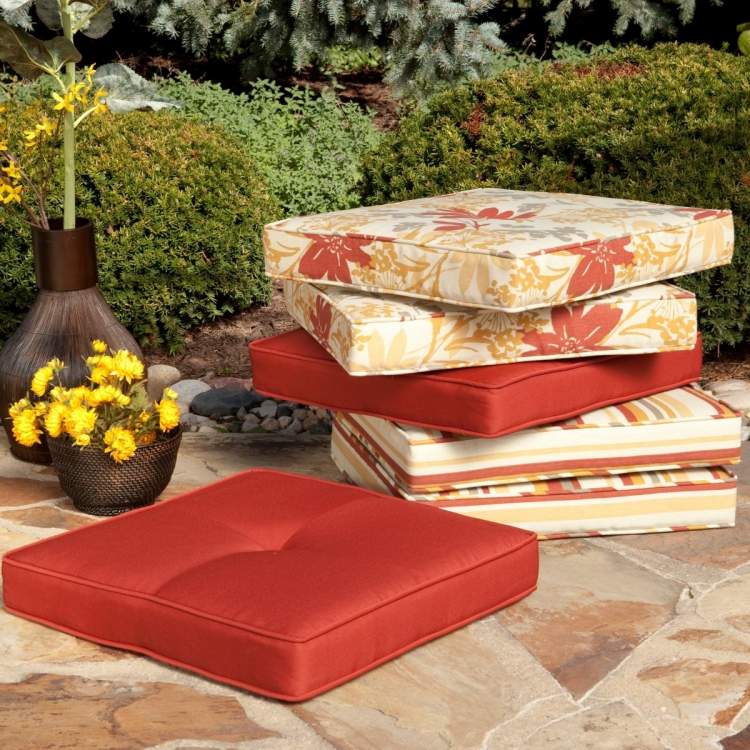 coussin-sol-exterieur-carrés-rouge-motifs-floraux-terrasse coussin de sol extérieur