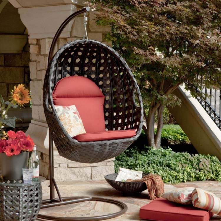 coussin-sol-exterieur-chaise-suspendue-résine-coussins-blanc-rouge coussin de sol extérieur
