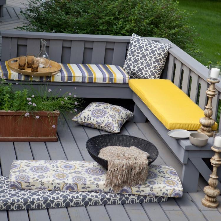 coussin-sol-exterieur-longs-carrés-jaune-motifs-floraux-rayures-terrasse coussin de sol extérieur