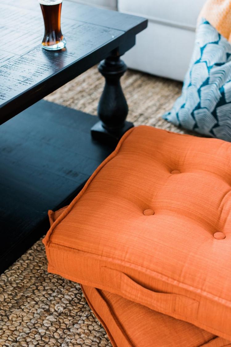 coussin-sol-exterieur-orange-bleu-table-basse-noire coussin de sol extérieur