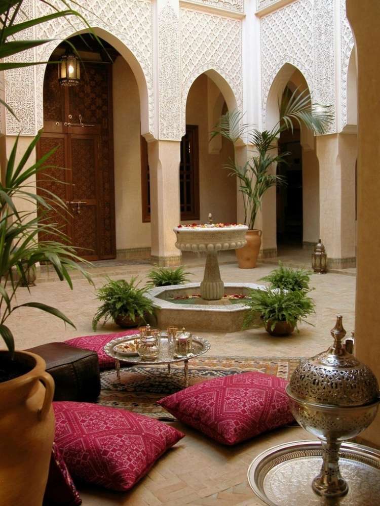 coussin-sol-exterieur-terrasse-coin-repos-style-marocain-coussins-rouges-tapis-narguilé