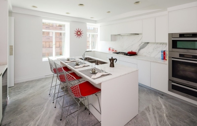 cuisine-avec-ilot-central-blanc-chaises-fer-galettes-rouge-dosseret-marbre