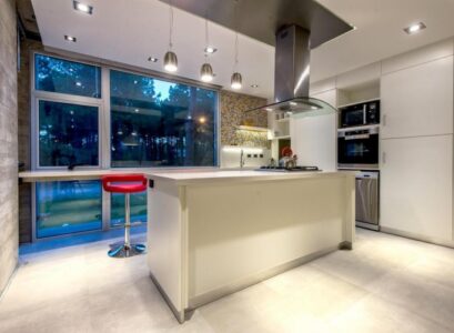 cuisine-avec-ilot-central-tabouret-bar-suspensions-armoires-electromenager