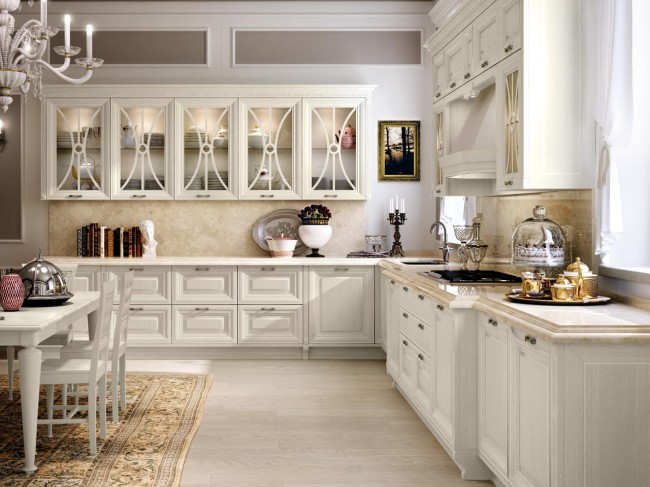 cuisine-bois-classique-armoires-blanches-vitrées-coin-repas-tapus-lustre-plan-travail-marbre
