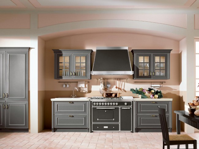 cuisine-bois-classique-armoires-grises-grande-hotte-armoires-murales-placard cuisine en bois classique