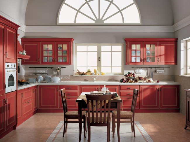 cuisine-bois-classique-armoires-rouges-coin-repas-fenêtre-cintrée cuisine en bois classique