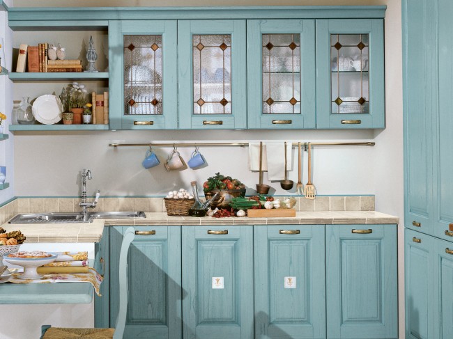 cuisine-bois-classique-armoires-vitrées-bleu-clair-poignées-cuivre
