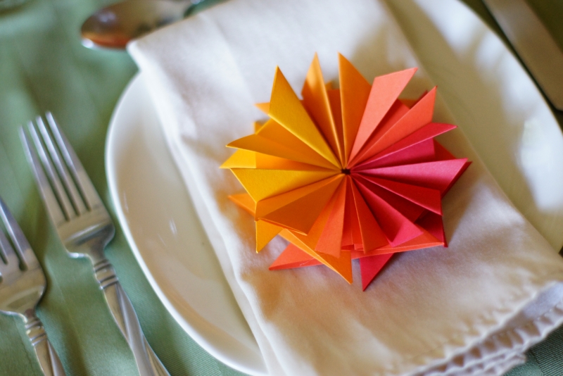 deco-DIY-ete-table-origami-fleur-papier-rouge-orange déco DIY