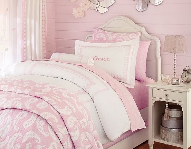 deco-chambre-enfant-retro-filette-literie-murs-rose-papillons-décoatifs