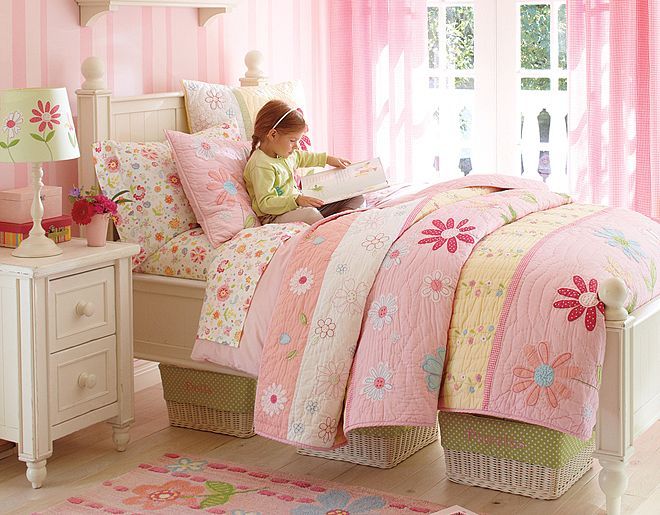 deco-chambre-enfant-retro-fillette-literie-rose-motifs-floraux-lampe-chevet
