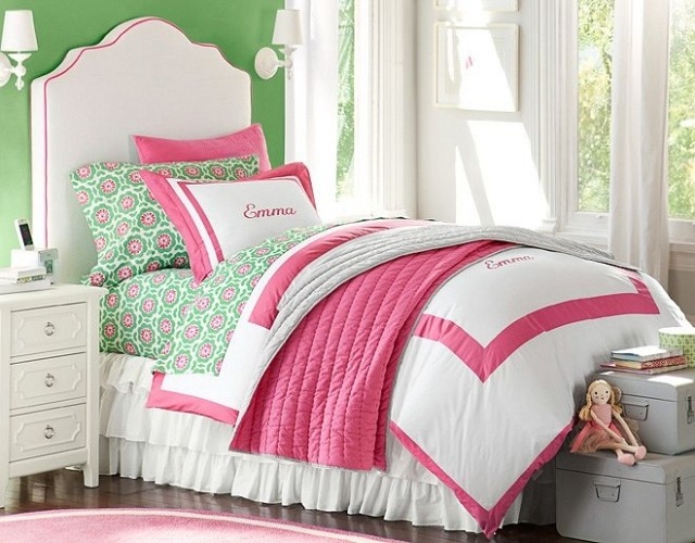 deco-chambre-enfant-retro-fillette-tête-lit-haute-literie-blanc-rose-appliques-tapis