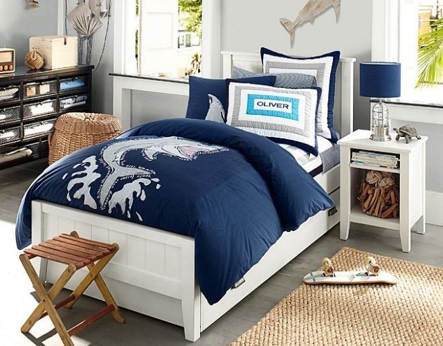 deco-chambre-enfant-retro-lit-blanc-tapis-sisal-literie-motif-requin-bleu