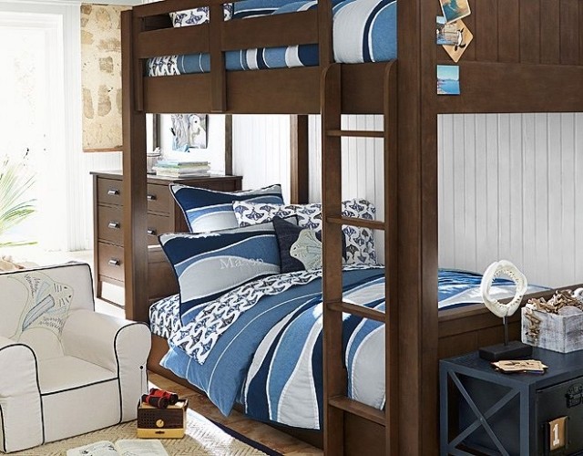 deco-chambre-enfant-retro-lit-deux-étages-commode-literie-bleu-blanc-fauteuil