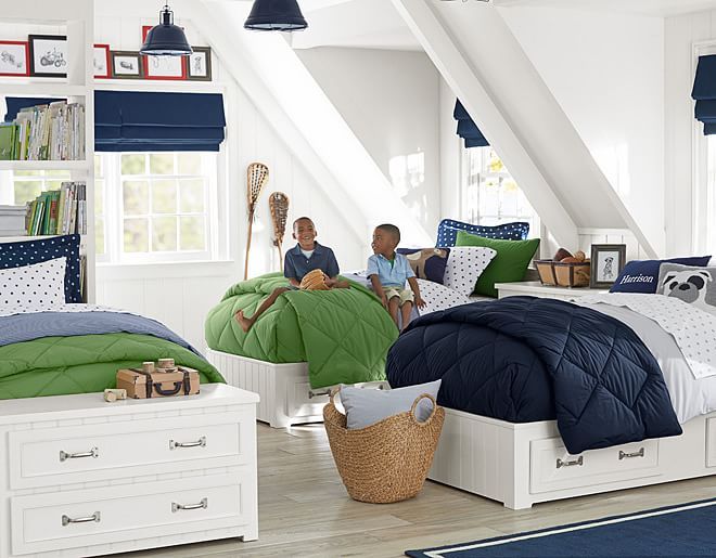 deco-chambre-enfant-retro-lits-blancs-literie-bleu-vert-blanc-stores-tapis