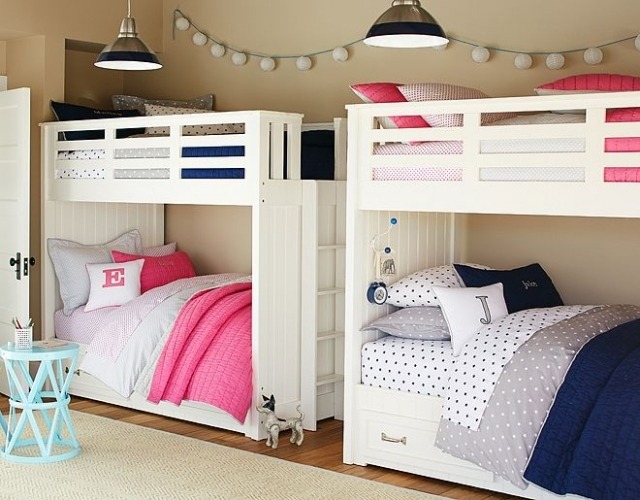 deco-chambre-enfant-retro-lits-deux-étages-rose-bleu-suspensions-guirlande-lumineuse