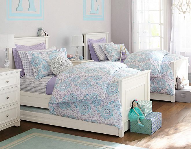 deco-chambre-enfant-retro-lits-fillettes-blancsliterie-motifs-bleu-lilas-tapis